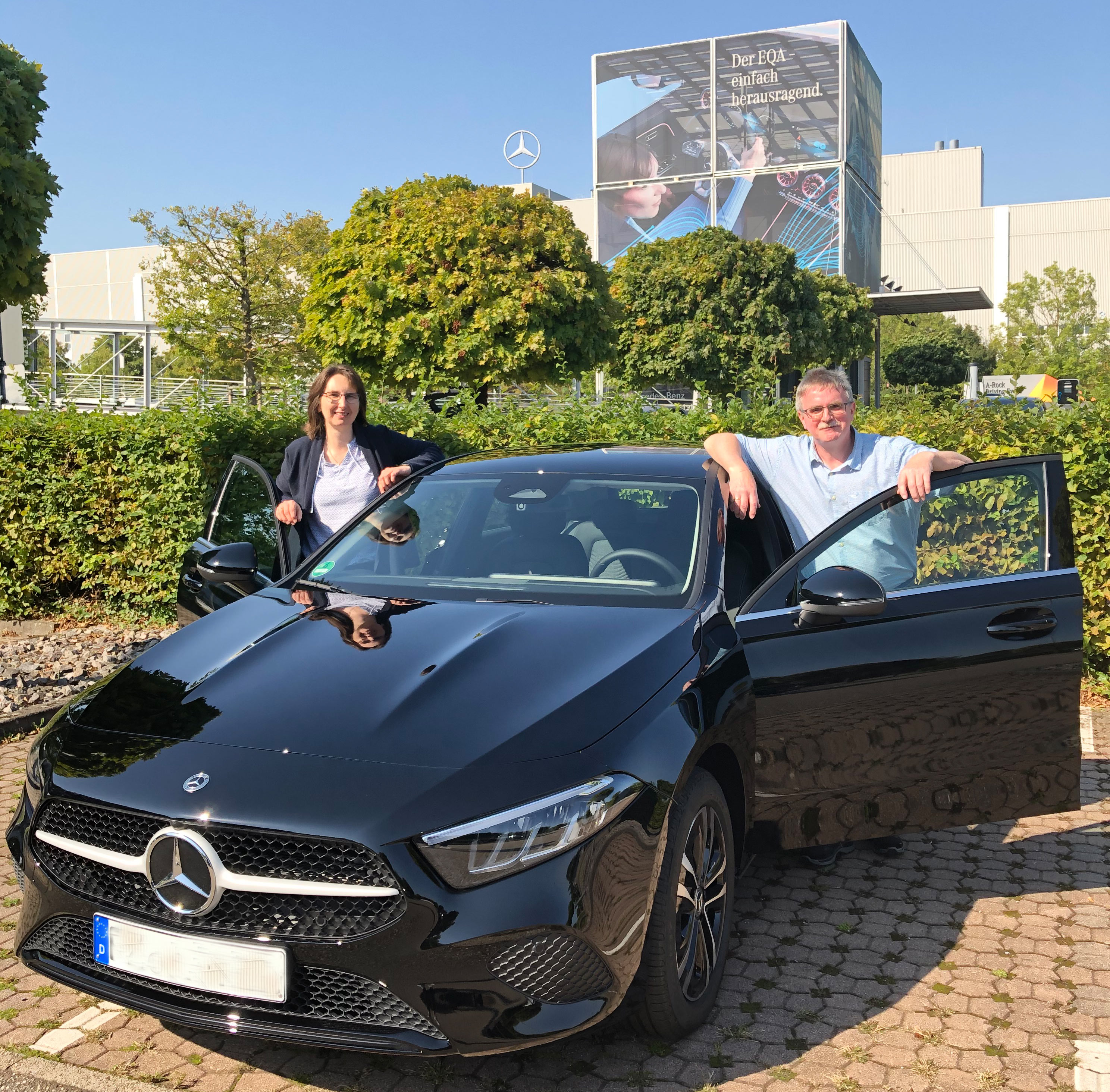 Der stolze Gewinner eines neuen Mercedes A250e Hybrid: Jürgen Mehm und seine Frau Helga Mehm bei der Fahrzeugübergabe. Der stolze Gewinner eines neuen Mercedes A250e Hybrid: Jürgen Mehm und seine Frau Helga Mehm bei der Fahrzeugübergabe.