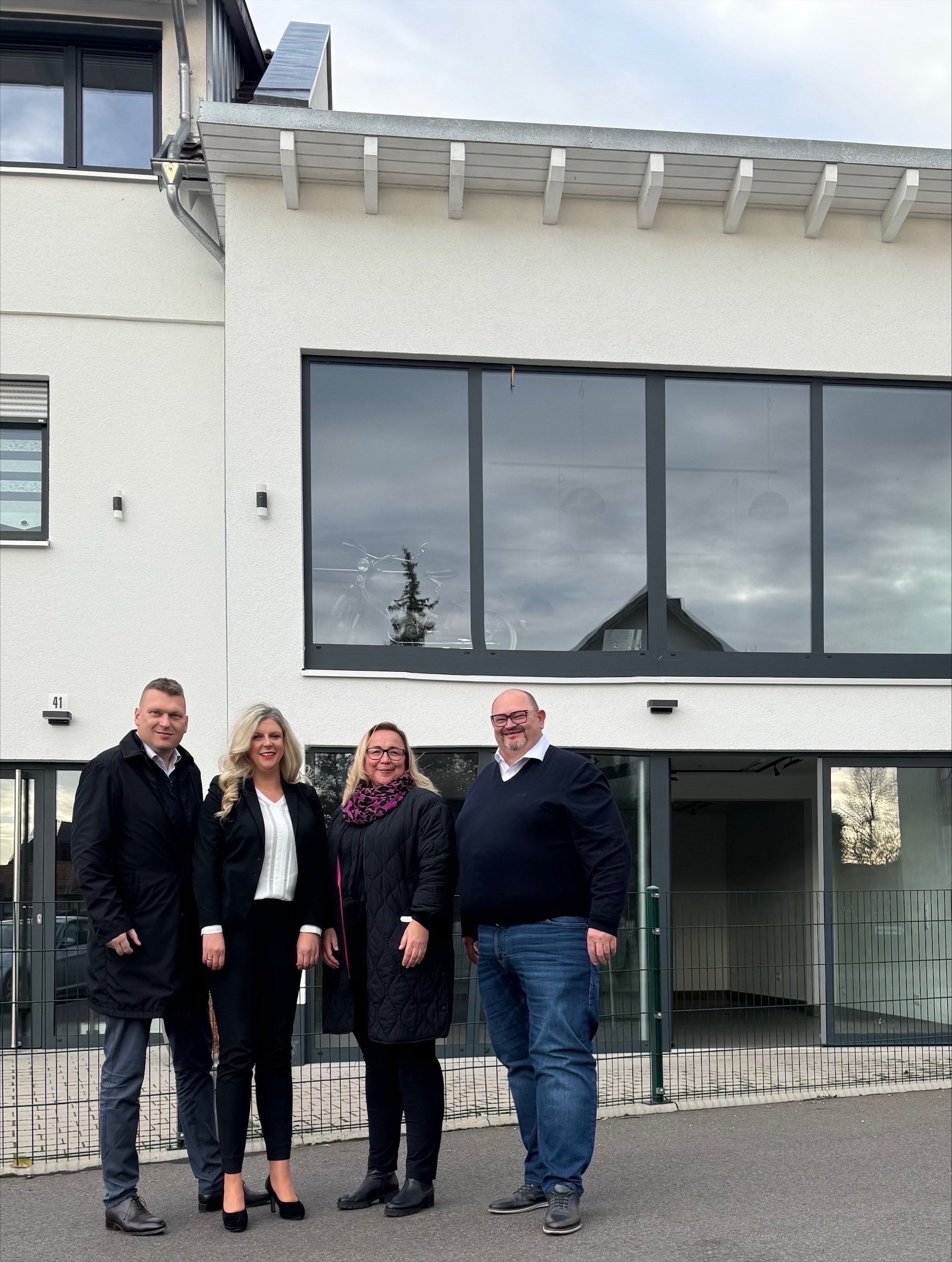Bild zeigt von links nach rechts: Andreas Ettelt (neuer Vermieter), Stefanie Hermann, Daniela Schellenberg, Ralph Groß (Bürgermeister Barchfeld). Das Bild zeigt von links nach rechts die folgenden Personen vor dem Gebäude in welches die Geschäftsstelle zieht: Andreas Ettelt (neuer Vermieter), Stefanie Hermann, Daniela Schellenberg, Ralph Groß (Bürgermeister Barchfeld).